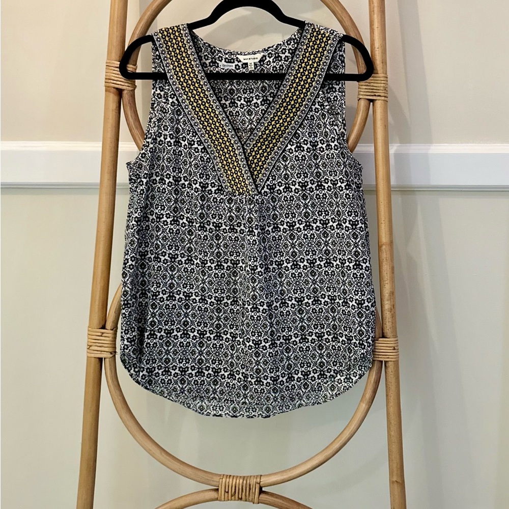 Max Studio Black and White Sleeveless Blouse